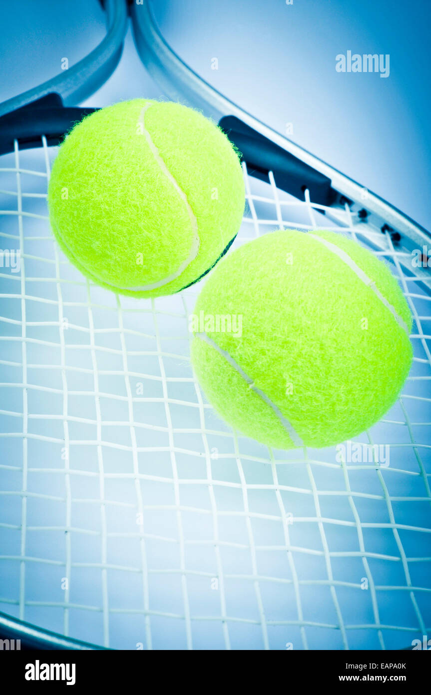 Tennisschläger und zwei Kugeln Stockfoto