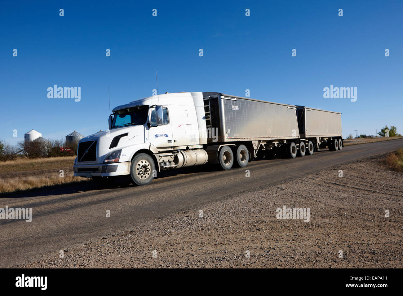Sattelschlepper ziehen doppelte Anhängers Highway in ländlichen Saskatchewan Kanada Stockfoto