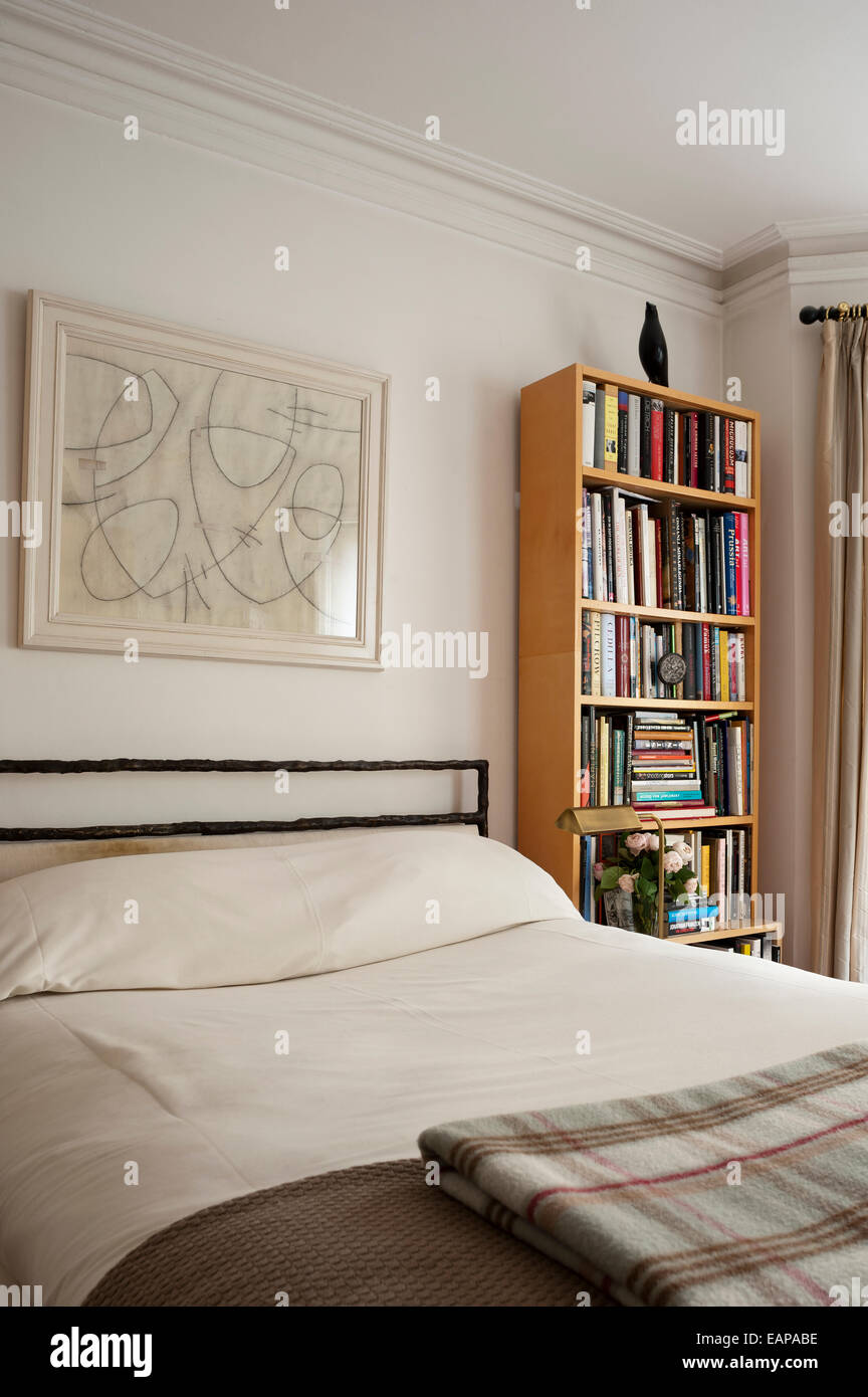 Kim James Zeichnung über dem Bett im Schlafzimmer mit Bücherregal und  Tartan Teppich Stockfotografie - Alamy