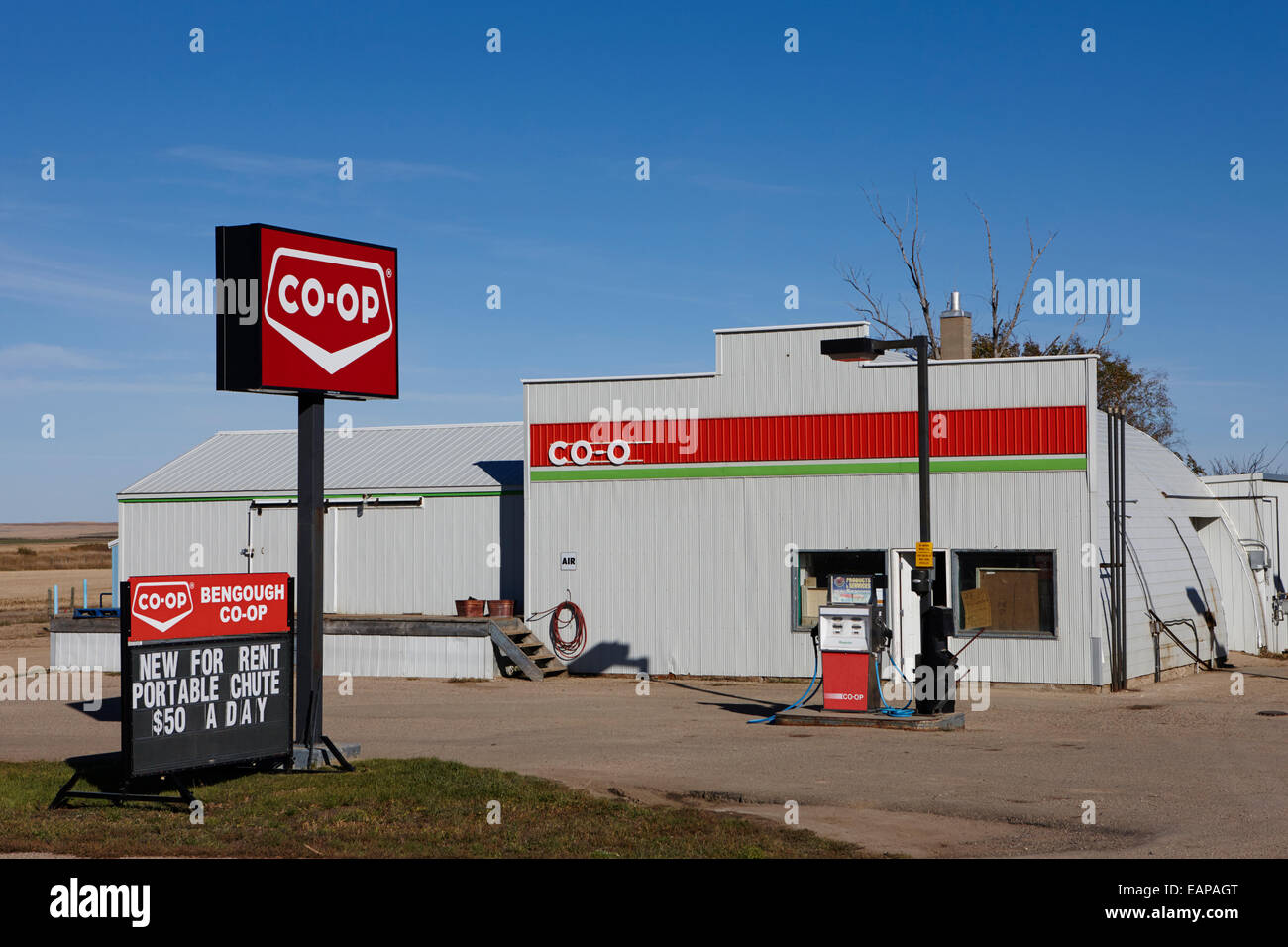 am Straßenrand Coop-Tankstelle alte Nissen Hütte Bengough Saskatchewan Kanada Stockfoto