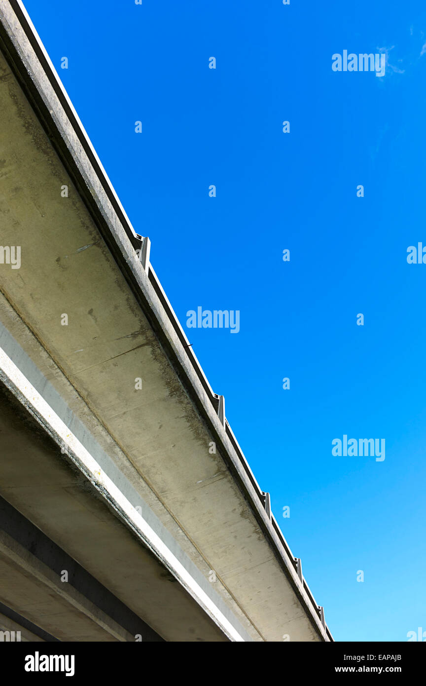 Blickte zu Himmel und Brücke Stockfoto