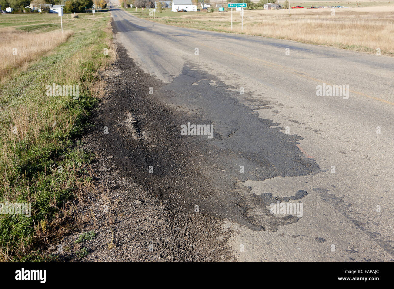 Stück des beschädigten asphaltierte Highway Saskatchewan Kanada gepatcht Stockfoto