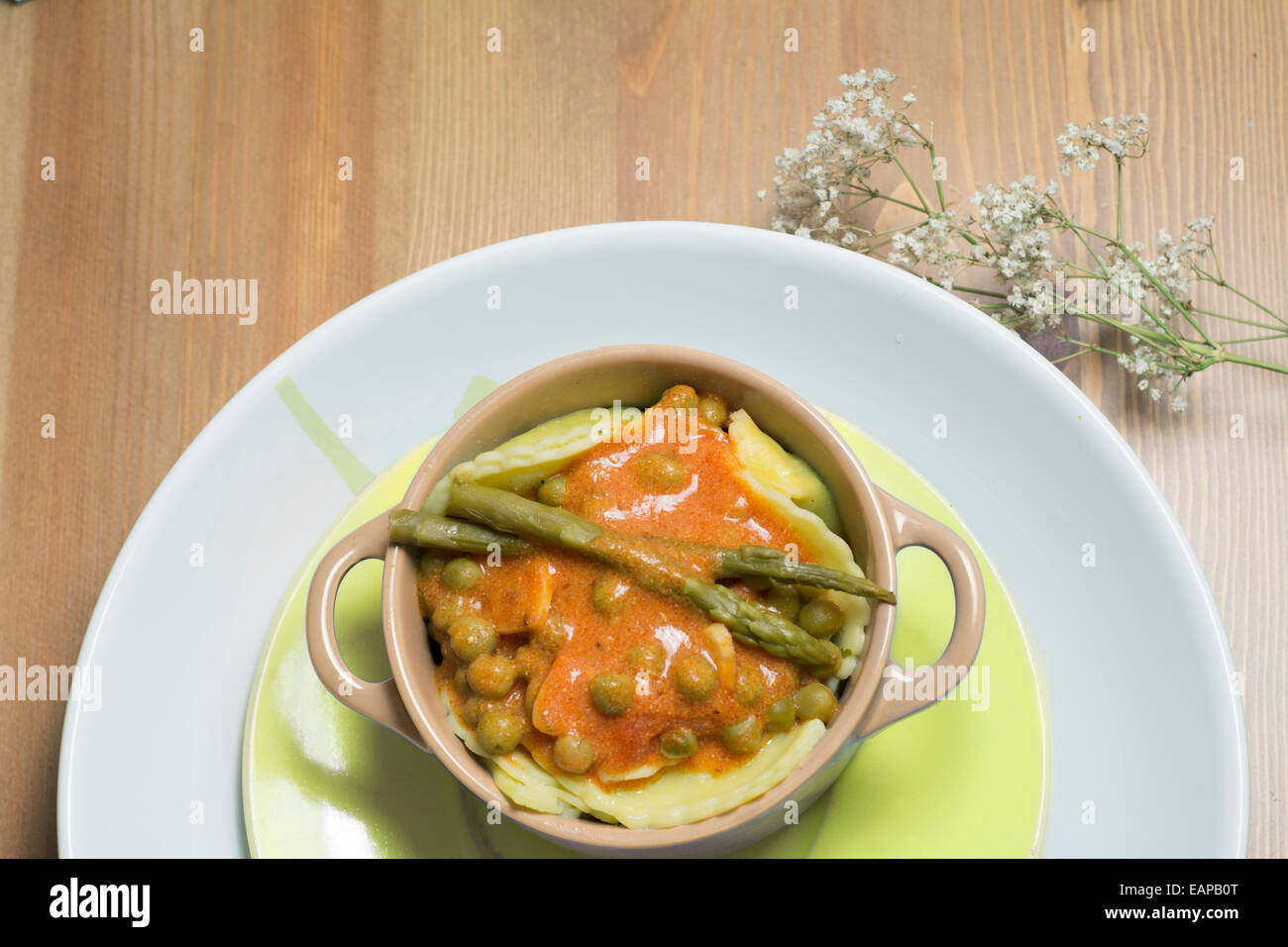 Kasserolle, italienische Pasta mit Tomaten Spargel und Erbsen auf hölzernen Hintergrund gefüllt Stockfoto