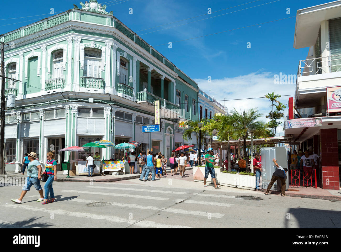 CIENFUEGOS, Kuba - 7. Mai 2014: Eine lebendige Innenstadt Straße in der Stadt Cienfuegos, Kuba Stockfoto