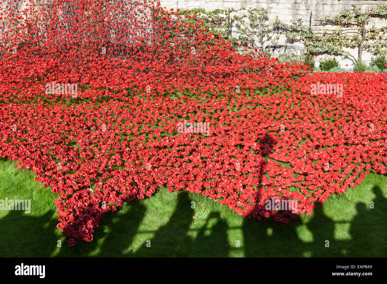 Touristen-Schatten am Tower of London World War One Kriegerdenkmal. Stockfoto