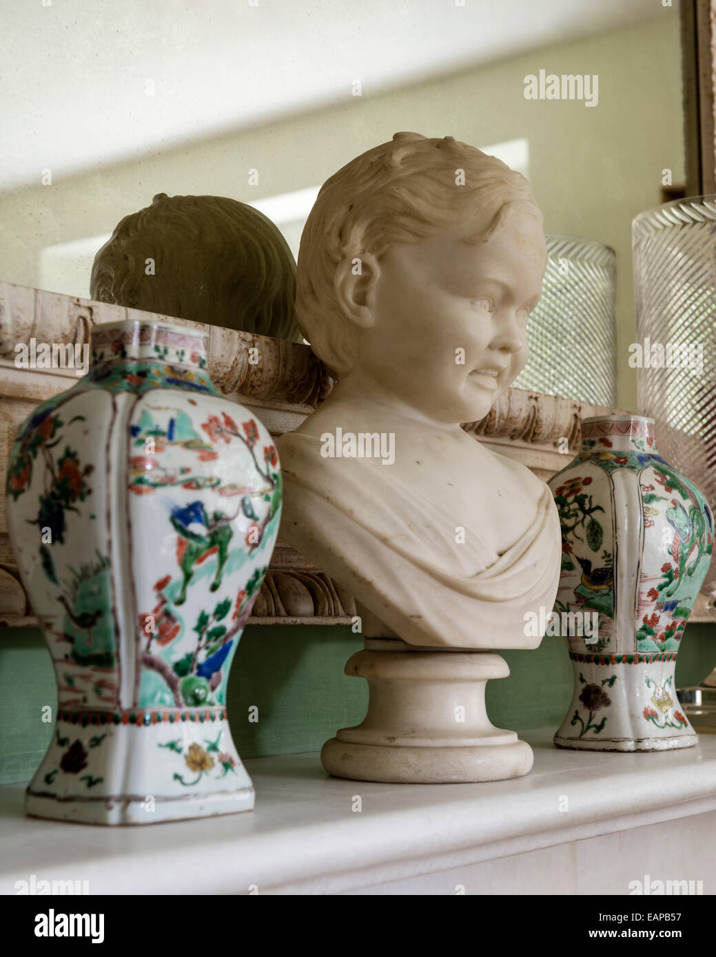 Paar orientalischen Vasen auf Kaminsims flankierende Marmorbüste Stockfoto