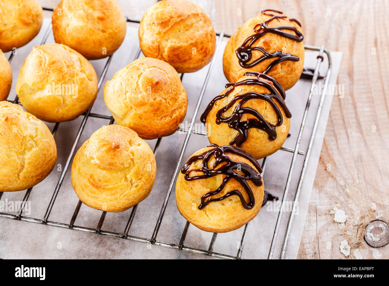 Eclair mit Schokolade süßes dessert Stockfoto