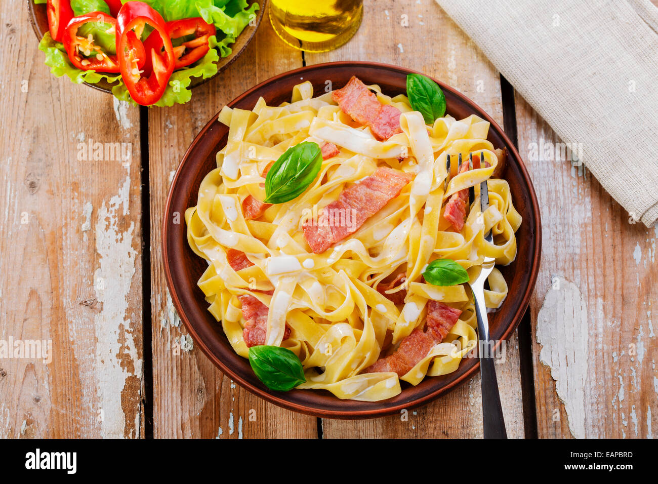 Spaghetti mit specksauce -Fotos und -Bildmaterial in hoher Auflösung ...