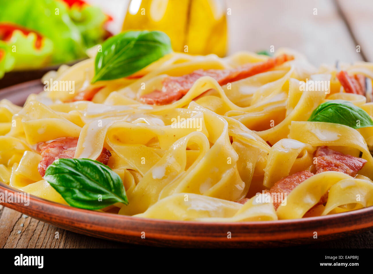 Spaghetti mit specksauce -Fotos und -Bildmaterial in hoher Auflösung ...