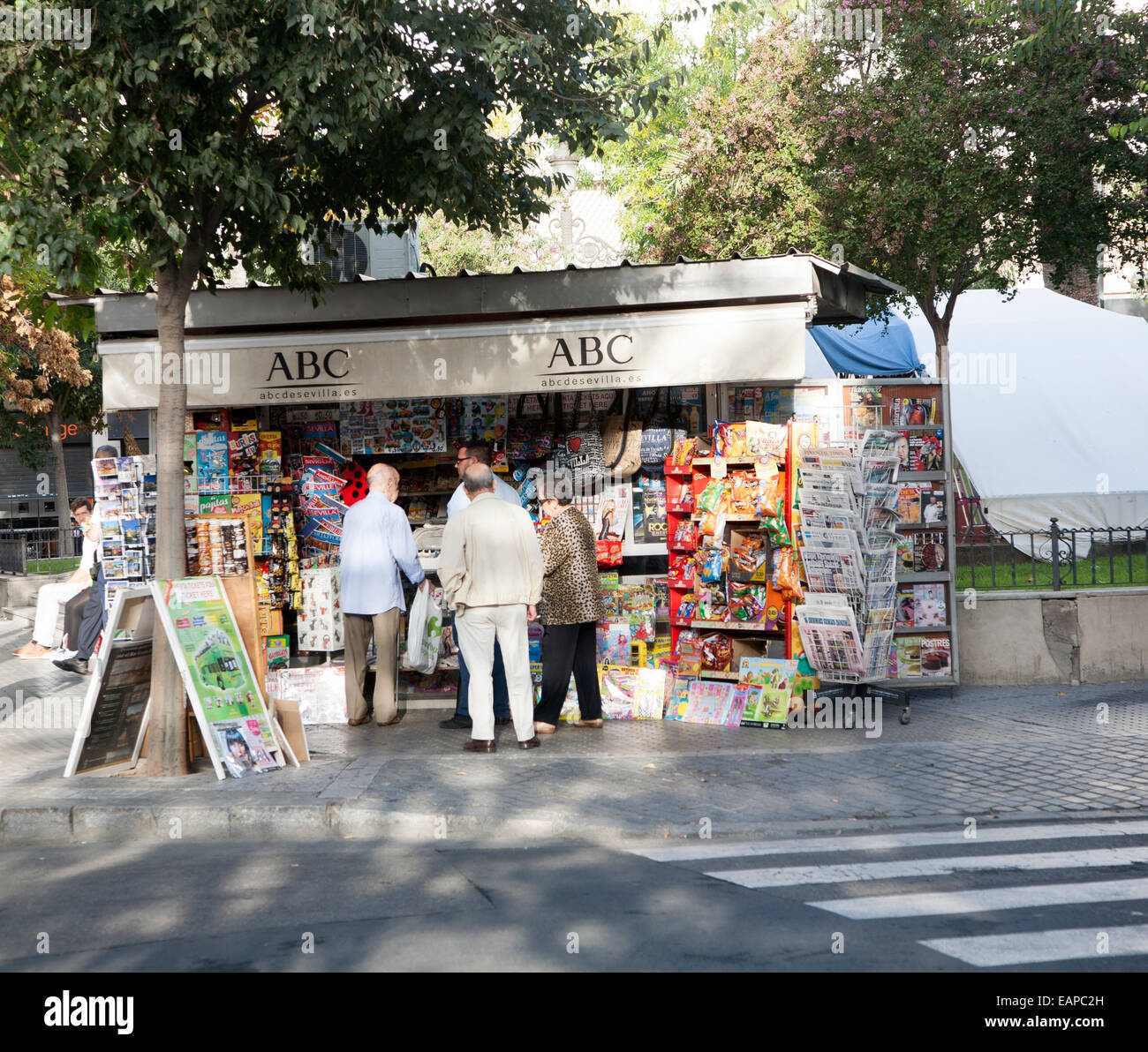 Typische Straße Ecke Zeitungsladen stand, Sevilla, Spanien Stockfoto