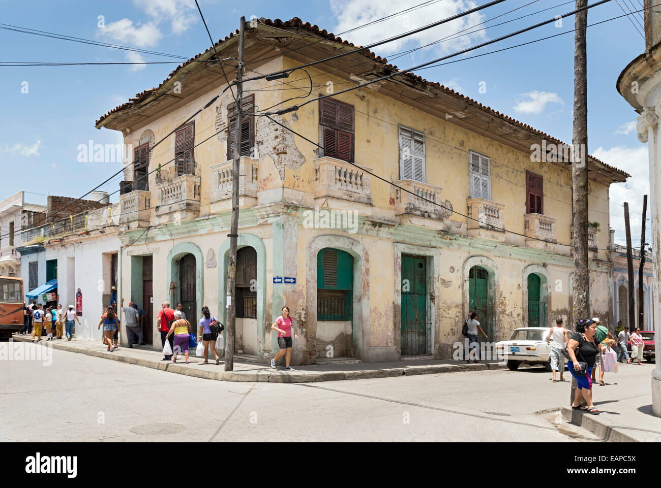 MATANZAS, Kuba - 10. Mai 2014: Menschen auf einer belebten Innenstadt Straße in der Stadt Matanzas, Kuba Stockfoto
