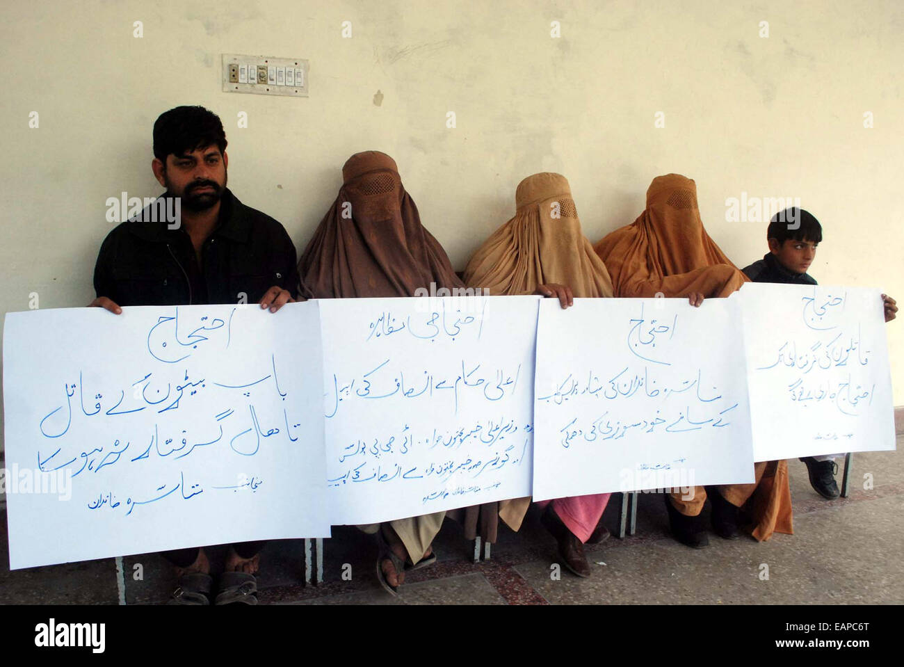 Bewohner von Charsadda chant Parolen gegen Tötung von Angehörigen und nicht-Verhaftung von ihren Mördern bei Protestkundgebung in Peshawar Club Mittwoch, 19. November 2014 drücken. Stockfoto