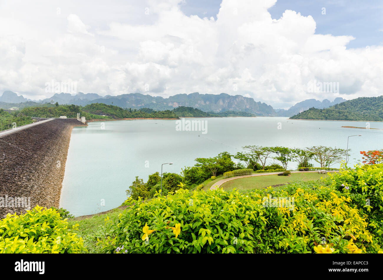 Hohen Winkel malerischen Aussichtspunkt des grünen Sees am Ratchaprapha Damm im Khao Sok National Park, Provinz Surat Thani, Thailand Stockfoto