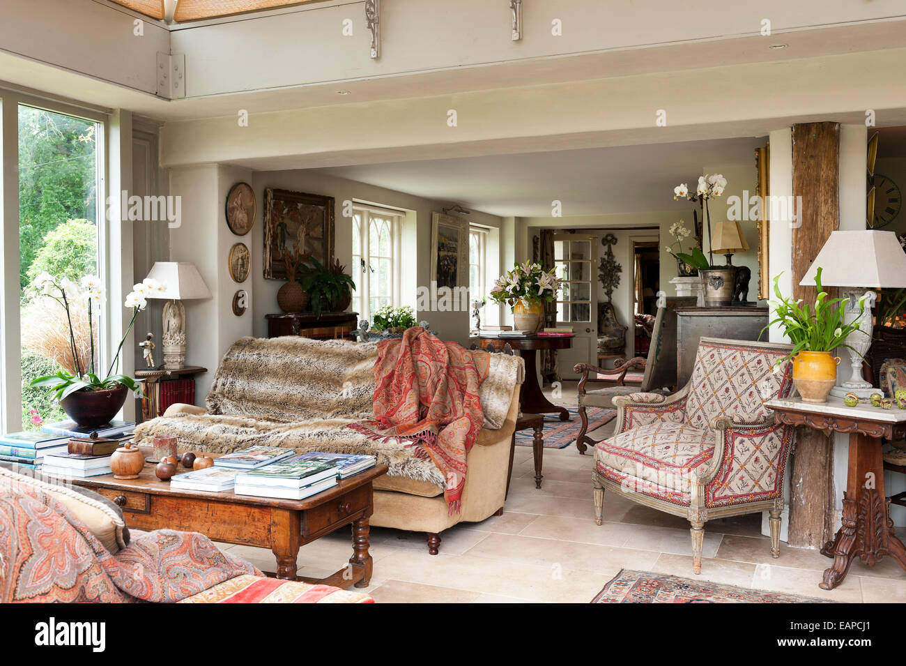 Offenen Wohnraum mit antiker Sitzmöbel gepolstert in einer Vielzahl von Textilien und Stoffen gefüllt Stockfoto