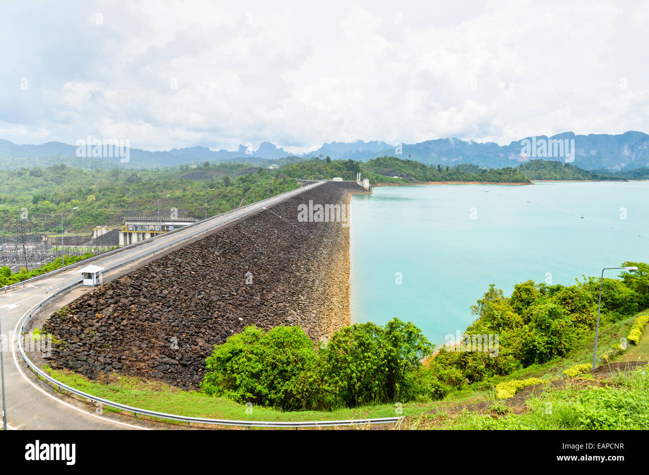 Hohen Winkel malerischen Aussichtspunkt des grünen Sees am Ratchaprapha Damm im Khao Sok National Park, Provinz Surat Thani, Thailand Stockfoto
