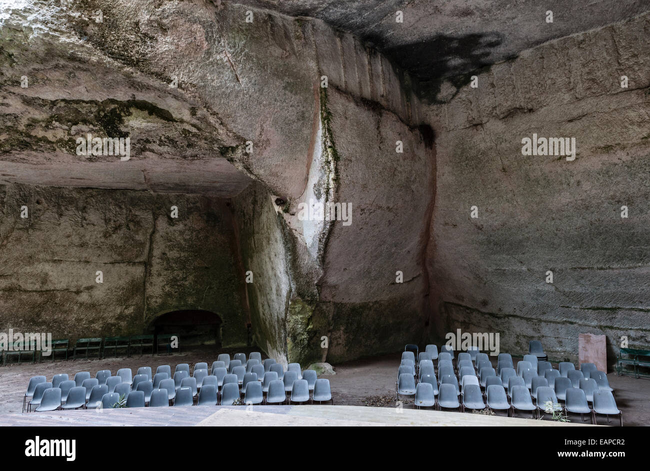 Syrakus (Siracusa), Sizilien, Italien. Das Auditorium in der Latomia dei Cappuccini, einem griechischen Steinbruch aus dem 6. Jahrhundert v. Chr., der heute für Open-Air-Konzerte genutzt wird Stockfoto