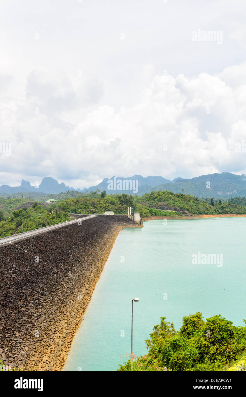 Hohen Winkel malerischen Aussichtspunkt des grünen Sees am Ratchaprapha Damm im Khao Sok National Park, Provinz Surat Thani, Thailand Stockfoto