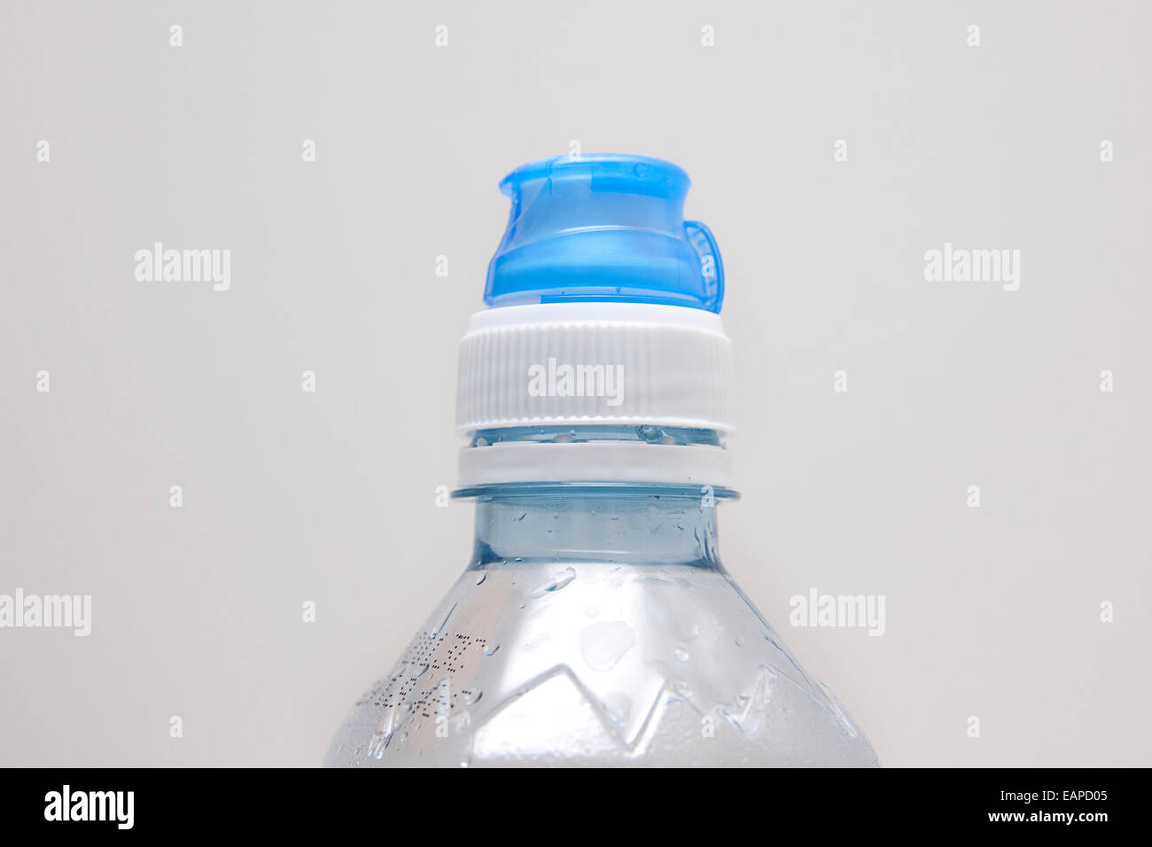 Kunststoff-Flasche auf Trinkwasser Flasche Stockfoto
