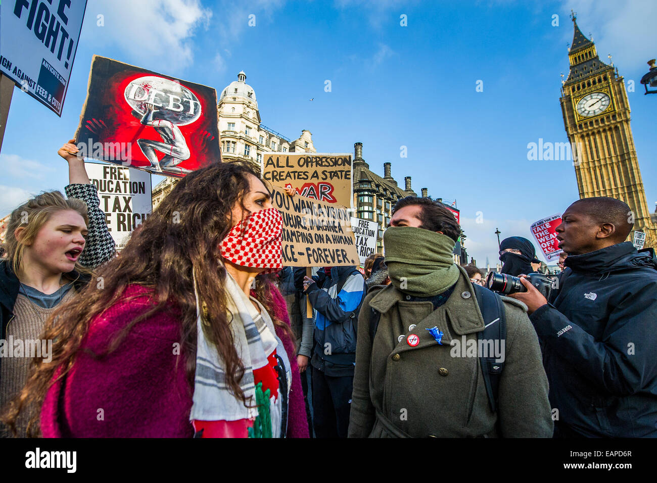 London, UK. 19. November 2014. Schüler marschieren durch die Londoner zu verlangen, dass Politiker Studiengebühren abzuschaffen. Die Demonstration wurde von der nationalen Kampagne gegen Gebühren und schneidet (NCAFC) und der Student Versammlung gegen Sparmaßnahmen mit Schülern von Städten in Großbritannien, darunter Aberdeen, Glasgow, Newcastle, Leeds und Sheffield nach London zu Reisen organisiert. Sie versammelten sich bei Malet Street, wo Bestandteil der University of London basiert und marschierte nach Whitehall, und endet vor den Houses of Parliament. Bildnachweis: Guy Bell/Alamy Live-Nachrichten Stockfoto