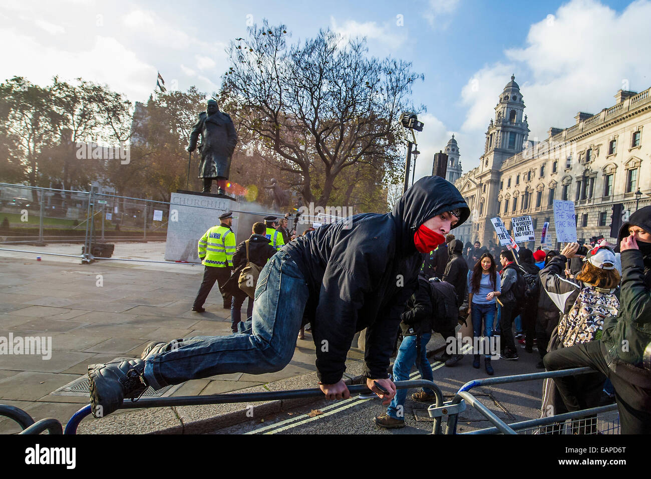 London, UK. 19. November 2014. Schüler marschieren durch die Londoner zu verlangen, dass Politiker Studiengebühren abzuschaffen. Hier brechen sie im Parlament Square. Die Demonstration wurde von der nationalen Kampagne gegen Gebühren und schneidet (NCAFC) und der Student Versammlung gegen Sparmaßnahmen mit Schülern von Städten in Großbritannien, darunter Aberdeen, Glasgow, Newcastle, Leeds und Sheffield nach London zu Reisen organisiert. Sie versammelten sich bei Malet Street, wo Bestandteil der University of London basiert und marschierte nach Whitehall, und endet vor den Houses of Parliament. Bildnachweis: Guy Bell/Alamy Live-Nachrichten Stockfoto