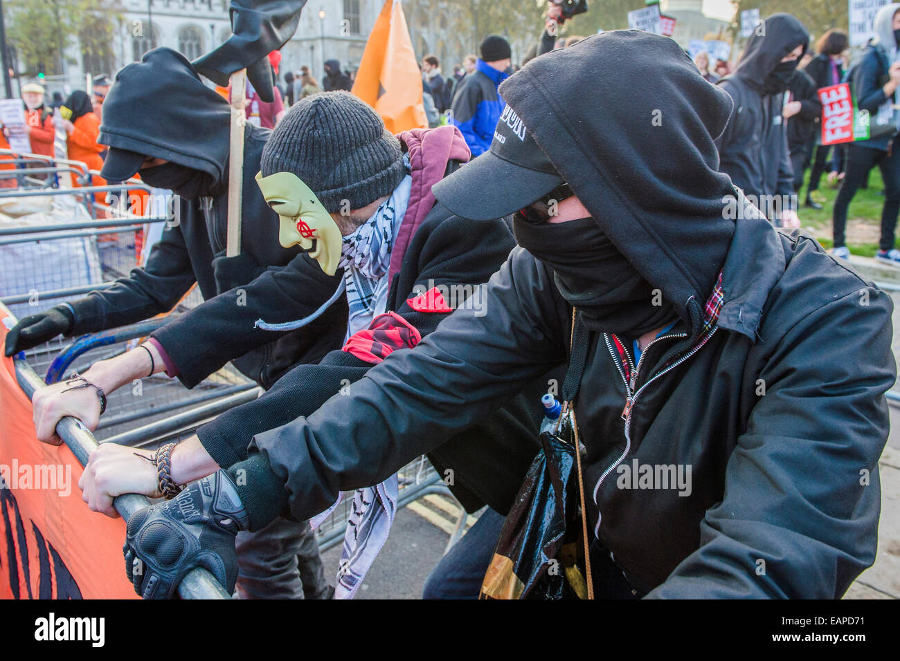 London, UK. 19. November 2014. Schüler marschieren durch die Londoner zu verlangen, dass Politiker Studiengebühren abzuschaffen. Hier brechen sie im Parlament Square. Die Demonstration wurde von der nationalen Kampagne gegen Gebühren und schneidet (NCAFC) und der Student Versammlung gegen Sparmaßnahmen mit Schülern von Städten in Großbritannien, darunter Aberdeen, Glasgow, Newcastle, Leeds und Sheffield nach London zu Reisen organisiert. Sie versammelten sich bei Malet Street, wo Bestandteil der University of London basiert und marschierte nach Whitehall, und endet vor den Houses of Parliament. Bildnachweis: Guy Bell/Alamy Live-Nachrichten Stockfoto