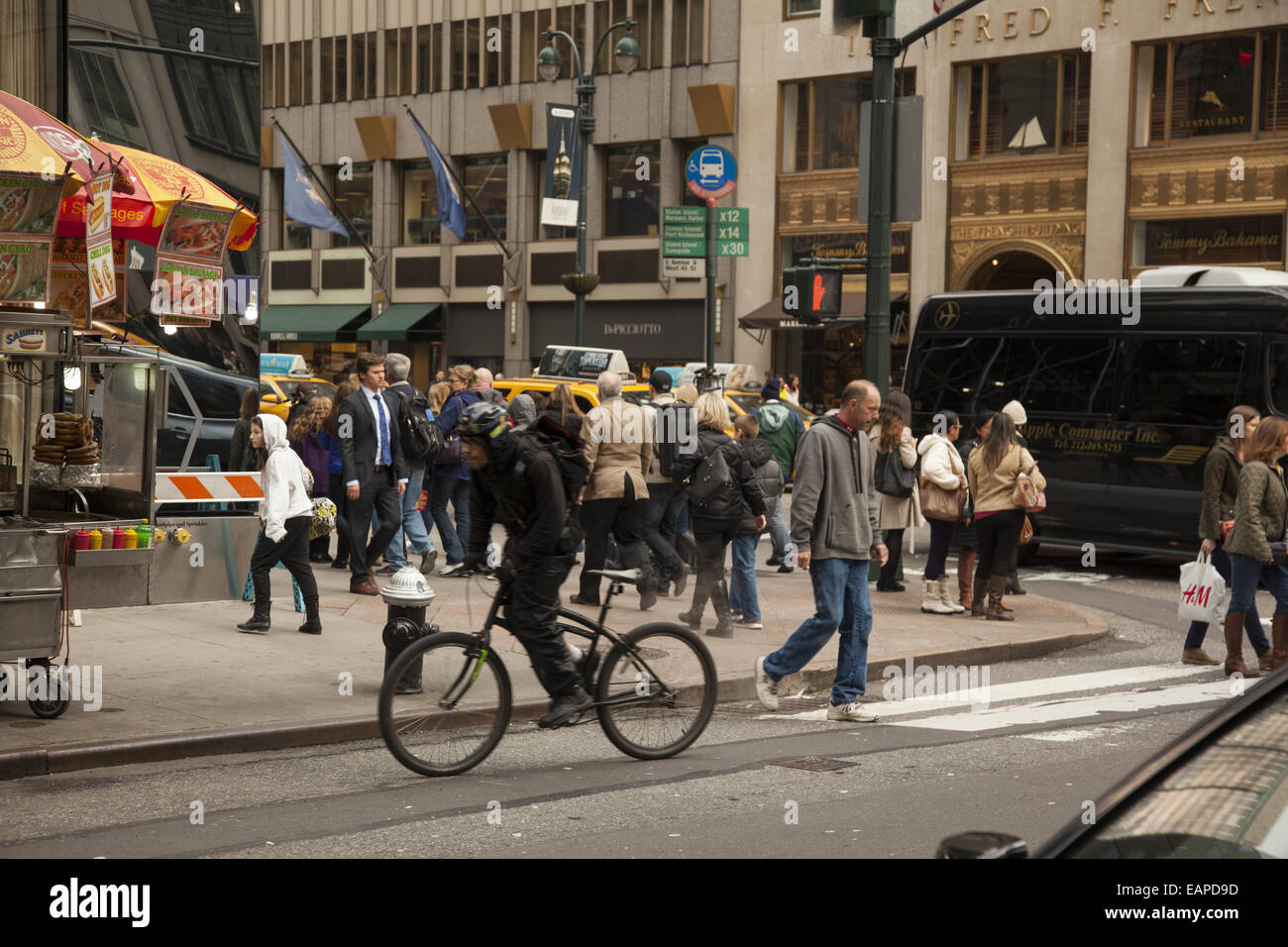 5th Avenue in Midtown Manhattan ist immer mit Fußgängern & Straße Verkehr verstopft. Stockfoto