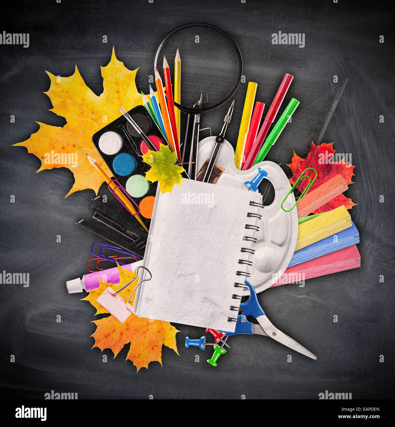 Stillleben mit Schule Werkzeuge und Bücher von Blackboard auf Hintergrund Stockfoto