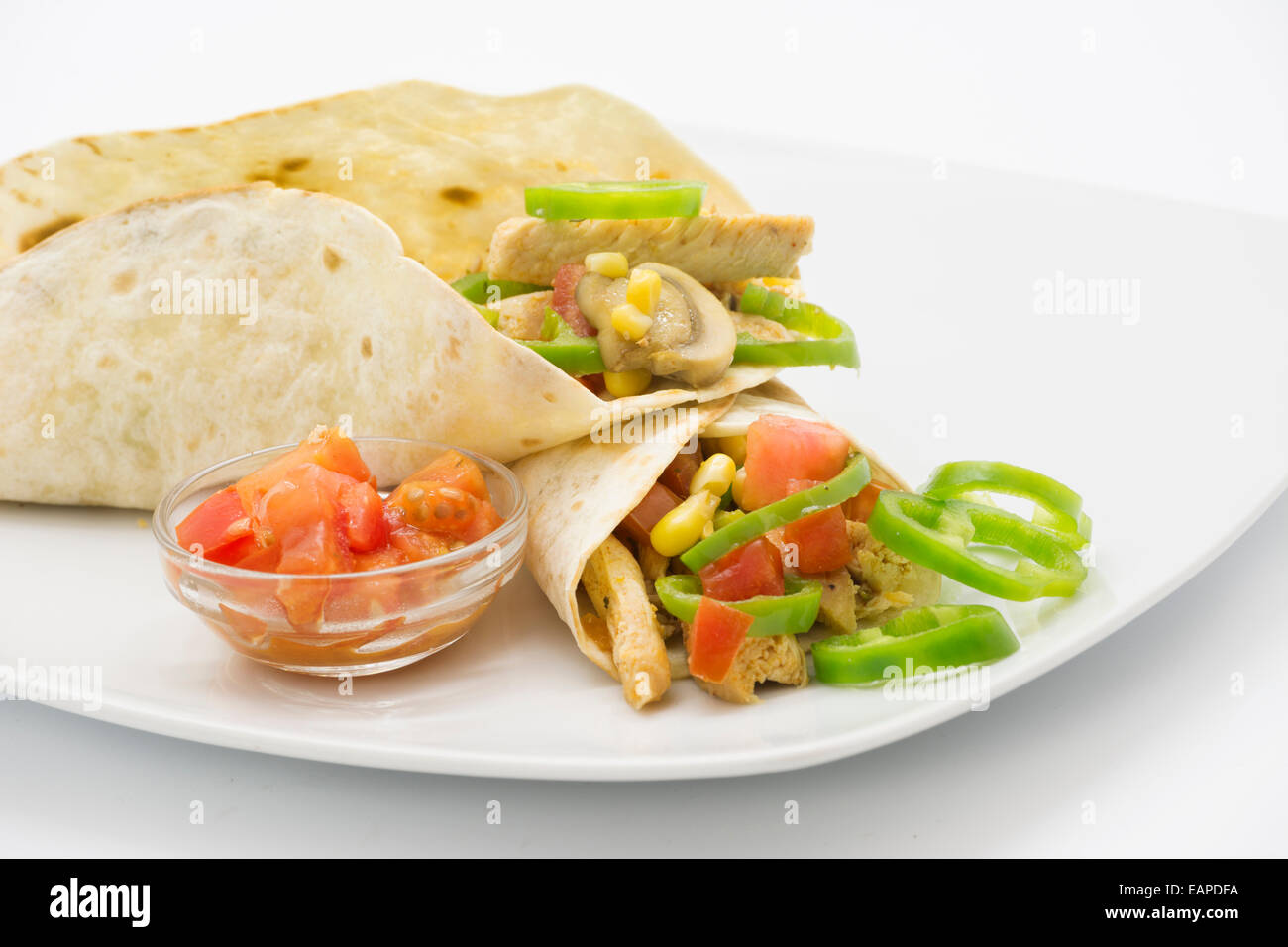 Mexikanische Fajitas, Huhn und Gemüse mit Tomaten Extra. auf weißem Hintergrund Stockfoto