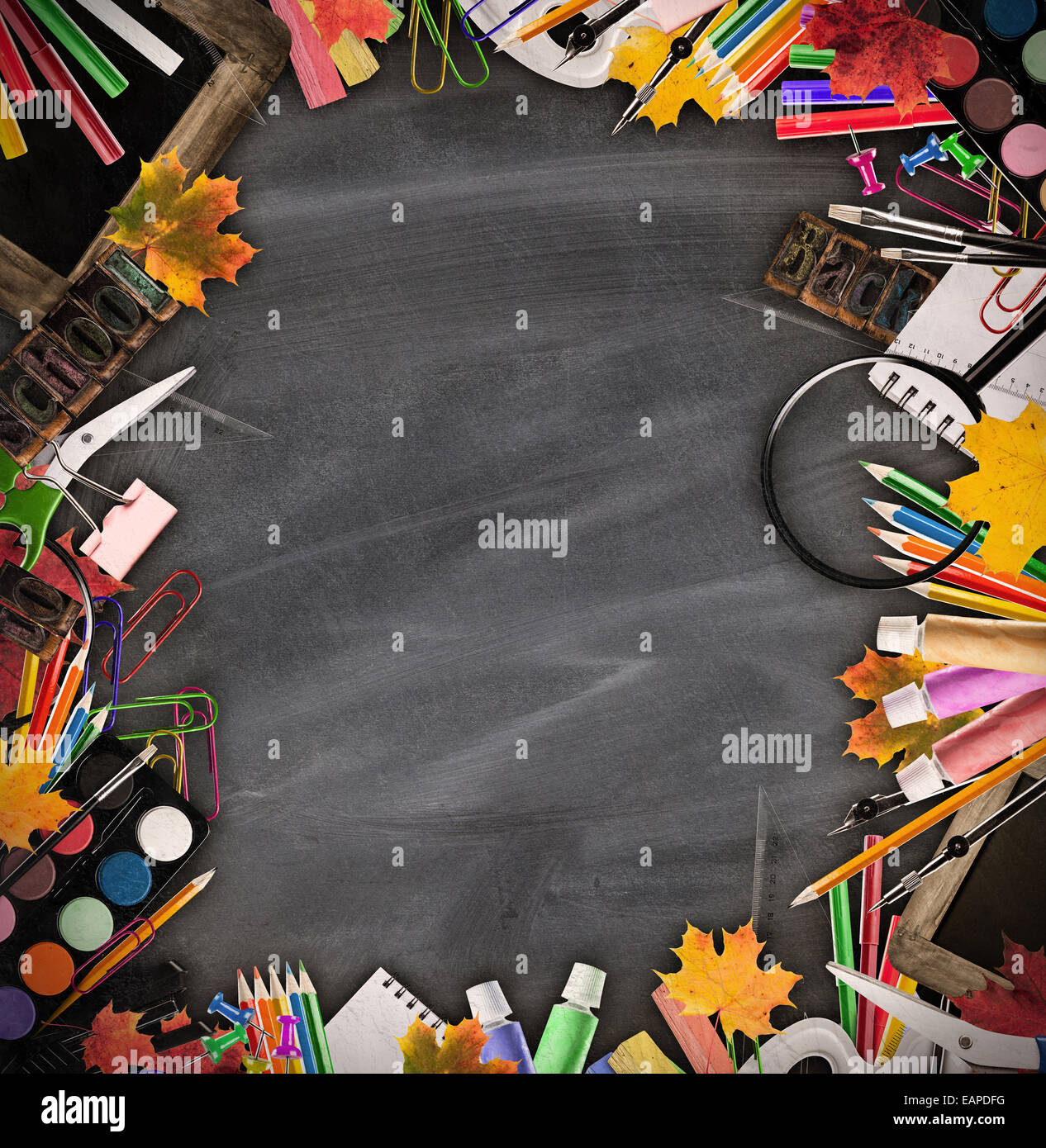 Stillleben mit Schule Werkzeuge und Bücher von Blackboard auf Hintergrund Stockfoto