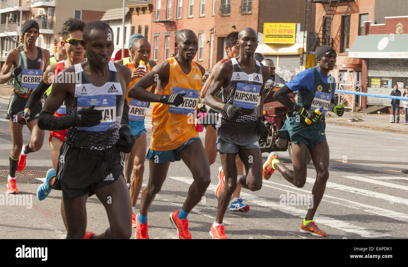 2014 New York City Marathon Läufer fahren Sie entlang der 4th Avenue in Brooklyn. Wilson Kipsang von Kenia in dieser Front Gruppe gewann der rac Stockfoto