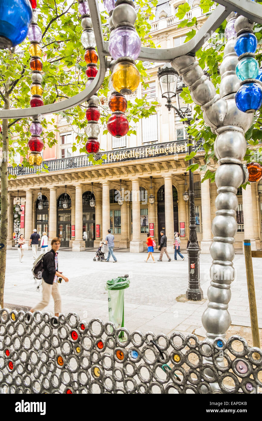 Comédie Francaise gesehen durch die Glaskonstruktion Perle des Eingangs der u-Bahnstation Palais Royal-Musée du Louvre, Stockfoto