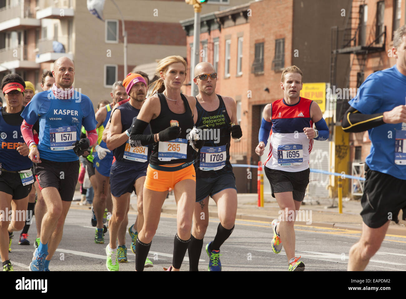 2014 New York City Marathon Läufer fahren Sie entlang der 4th Avenue in Brooklyn. Stockfoto