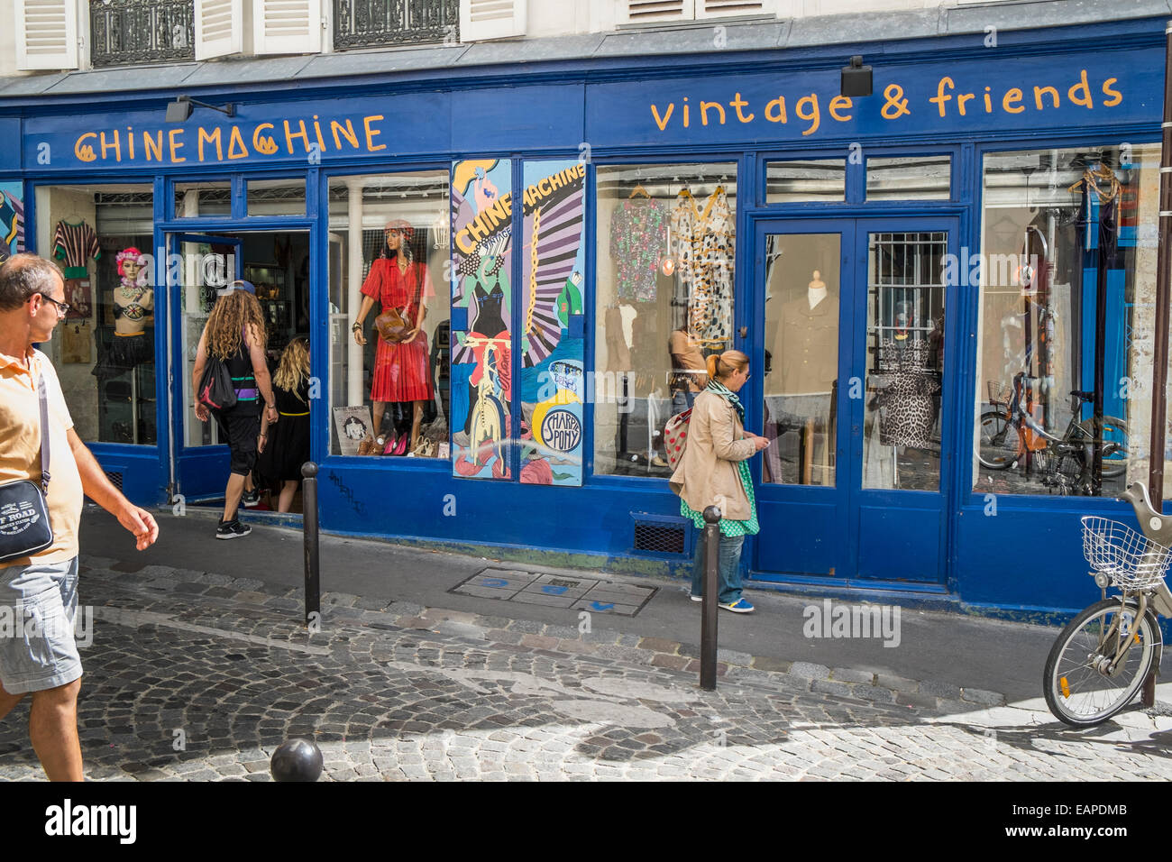 Chine Maschine Vintage Fashion-Store im Stadtteil Montmartre, Rue des Martyrs, Paris, Ile de France, Frankreich Stockfoto