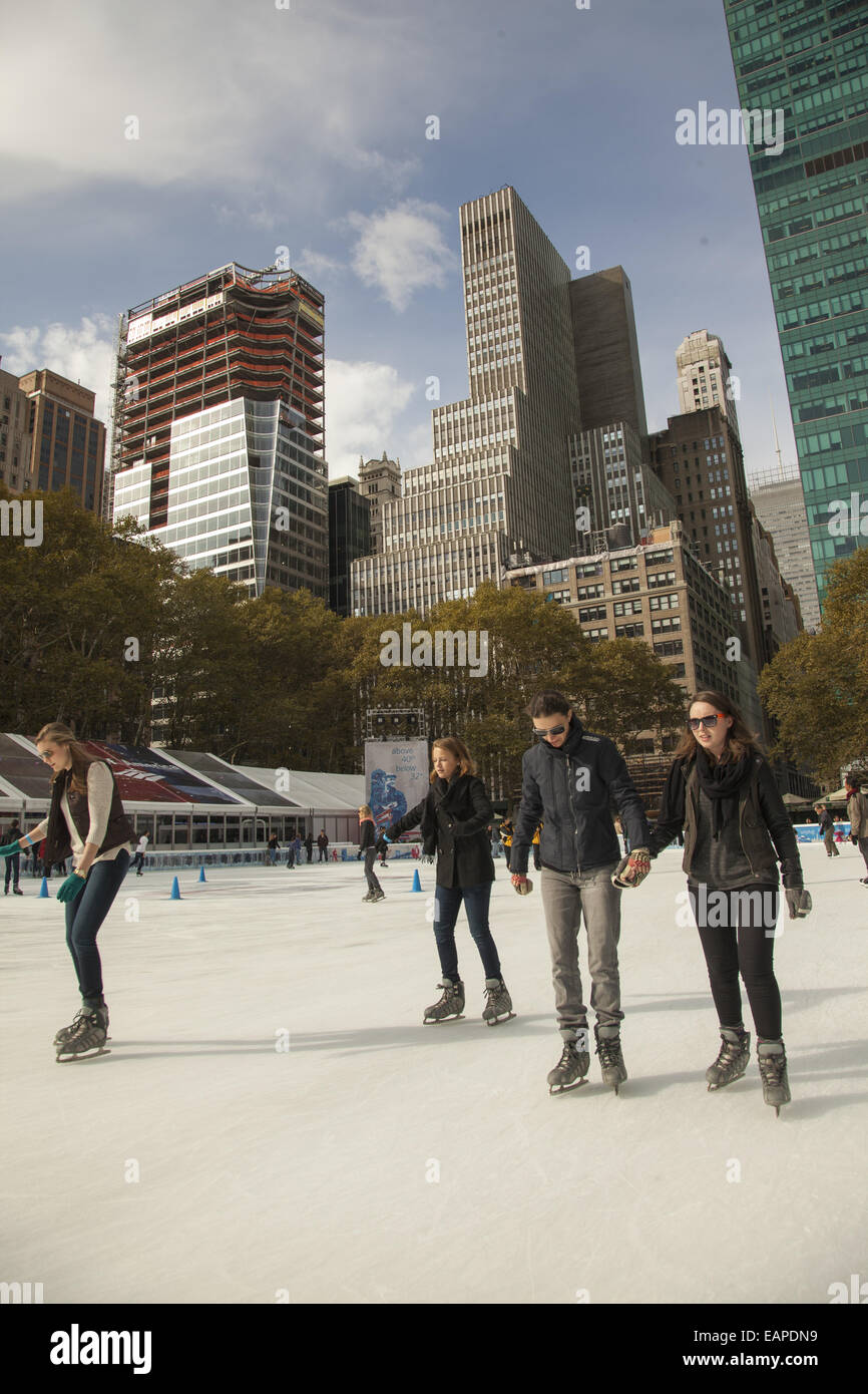 Eisläufer Bryant Park in Midtown Manhattan genießen. NEW YORK CITY Stockfoto