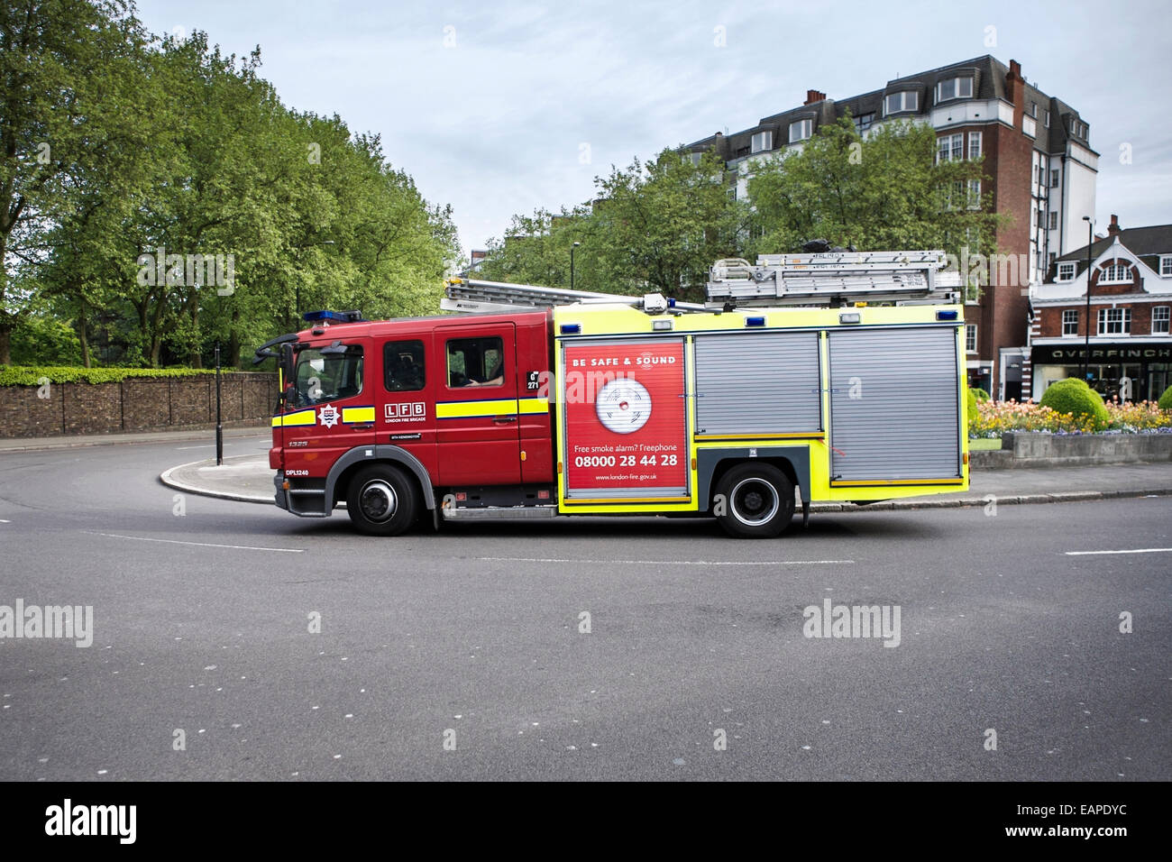London Feuerwehr (LFB), UK Löschfahrzeug mit Leitern, London, England, UK. Stockfoto