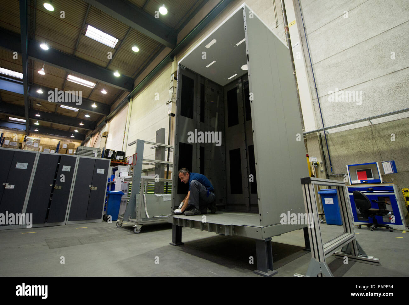 Thyssenkrupp Elevator Fabrik Mitarbeiter Angezogen Die Schrauben In Einem Aufzug In Neuhausen Auf Den Fildern Deutschland 17 November 2014 Kabine Die Thyssenkrupp Business Bilanzmedienkonferenz Fur 2013 14 Wird Am 20 November 2014 In