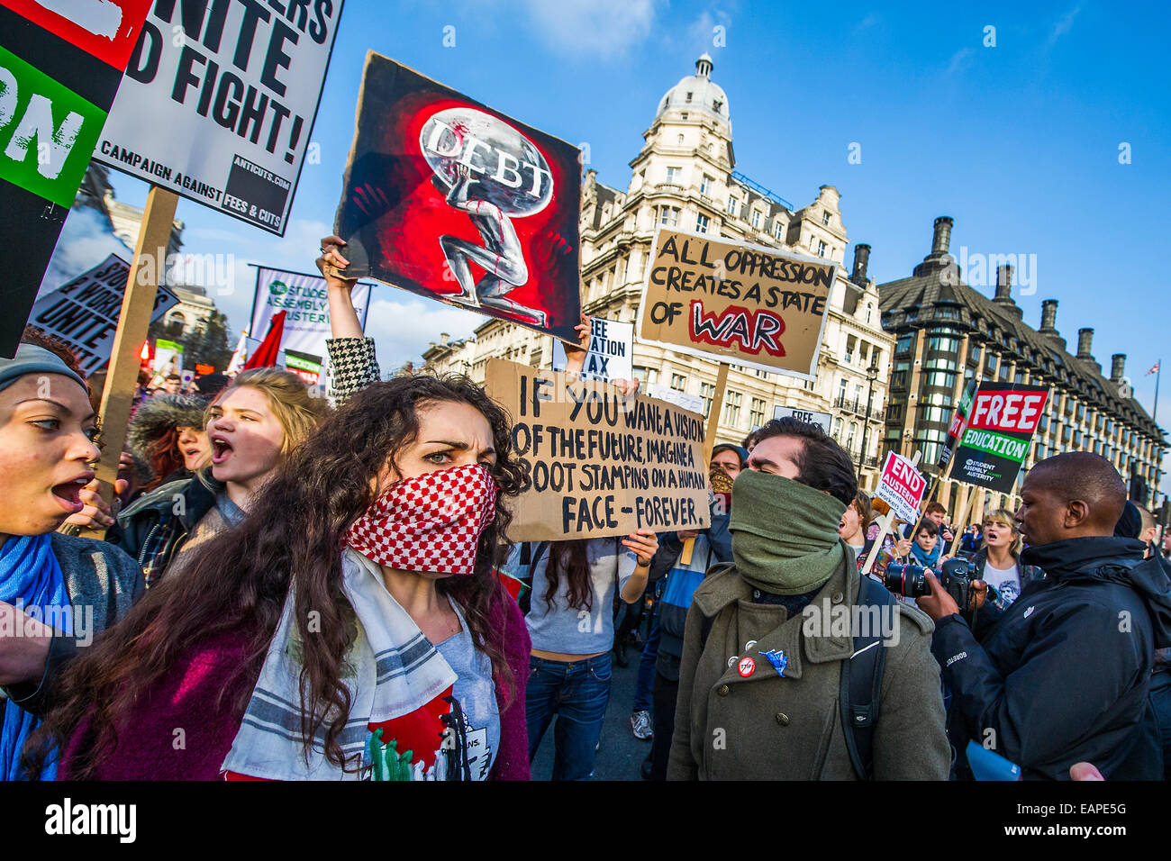 London, UK. 19. November 2014. Schüler marschieren durch die Londoner zu verlangen, dass Politiker Studiengebühren abzuschaffen. Die Demonstration wurde von der nationalen Kampagne gegen Gebühren und schneidet (NCAFC) und der Student Versammlung gegen Sparmaßnahmen mit Schülern von Städten in Großbritannien, darunter Aberdeen, Glasgow, Newcastle, Leeds und Sheffield nach London zu Reisen organisiert. Sie versammelten sich bei Malet Street, wo Bestandteil der University of London basiert und marschierte nach Whitehall, und endet vor den Houses of Parliament. Bildnachweis: Guy Bell/Alamy Live-Nachrichten Stockfoto