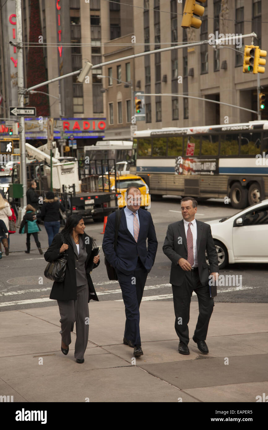 Menschen sind immer entlang der Unternehmen der Avenue of the Americas (6th Avenue) in den 40er Jahren & 50er Jahre in Manhattan, NYC in Bewegung Stockfoto
