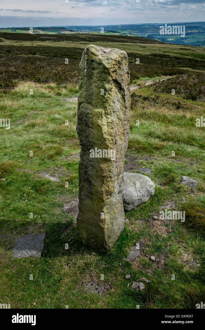 Stehender Stein Churn Milch Joan Calderdale unterwegs mit Münzen übrig von den Besuchern. Yorkshire Stockfoto