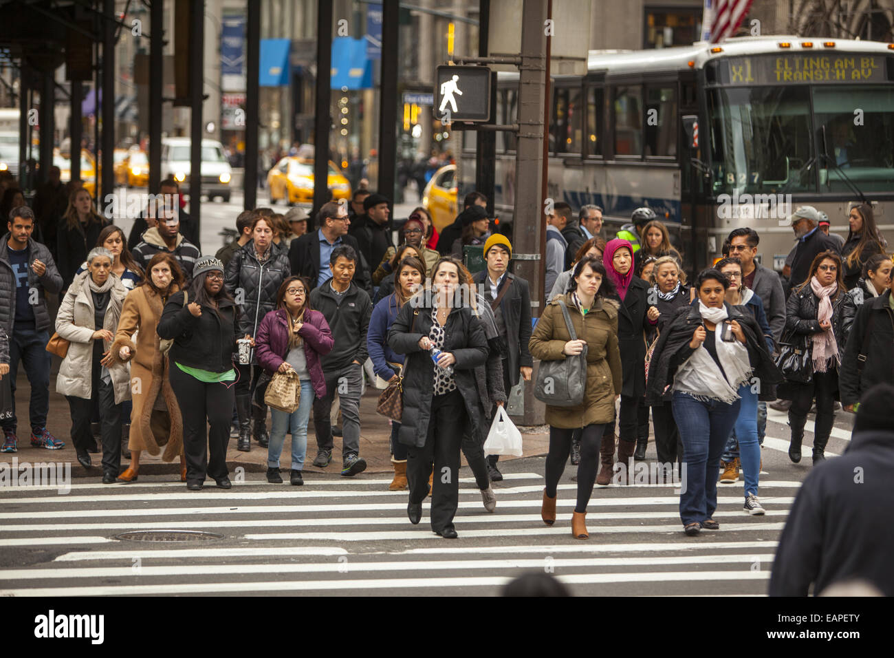 5th Avenue an der 42nd Street gehört zu den am meisten ständig überfüllten Ecken in New York City. Stockfoto