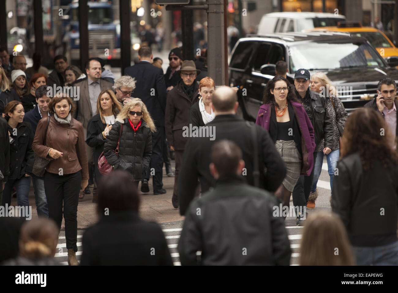 5th Avenue an der 42nd Street gehört zu den am meisten ständig überfüllten Ecken in New York City. Stockfoto