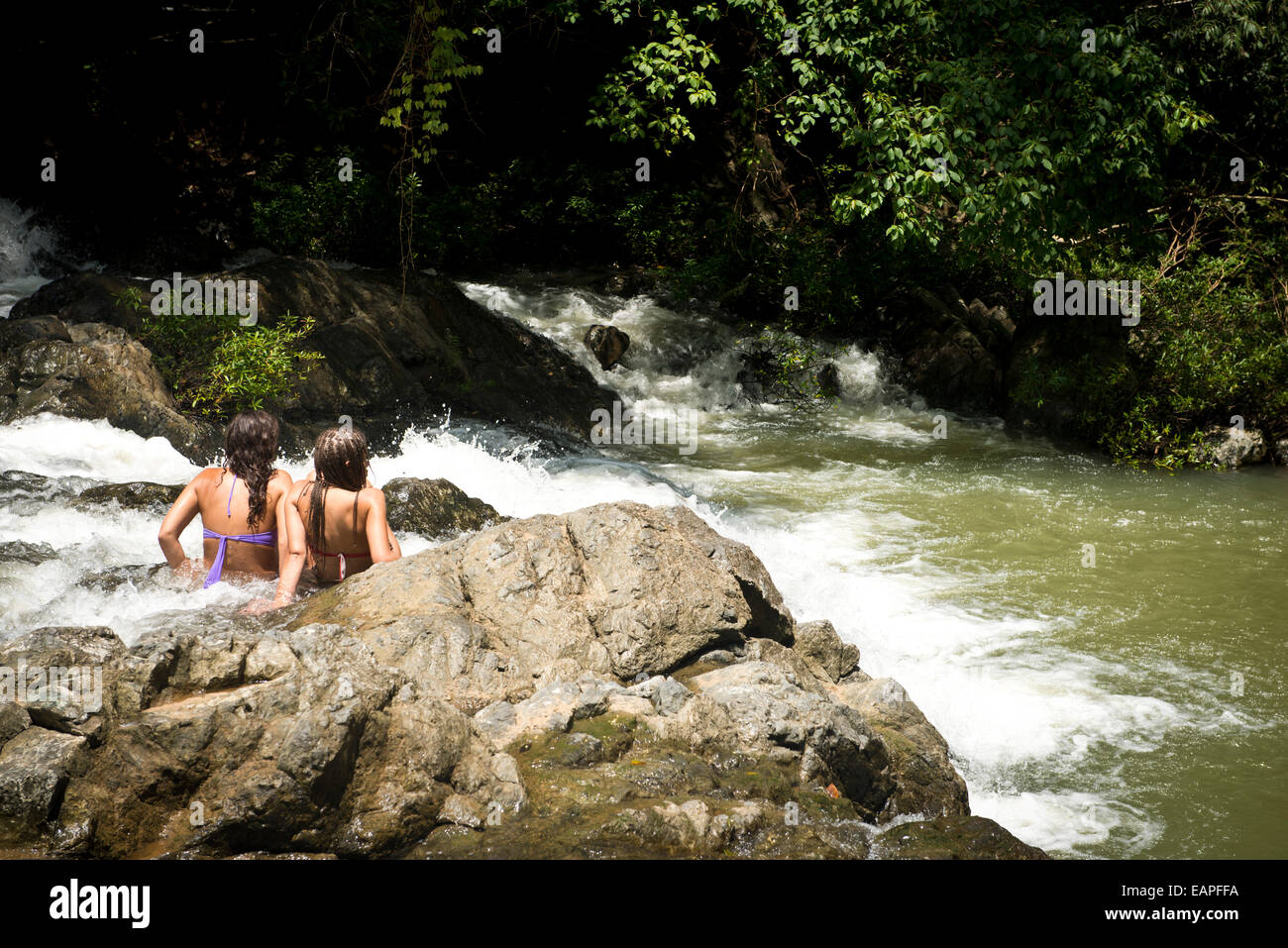 Zwei Mädchen entspannen bei Montezuma Wasserfällen, Costa Rica Stockfoto Zwei Mädchen entspannen bei Montezuma Wasserfällen, Costa Rica Stockfoto