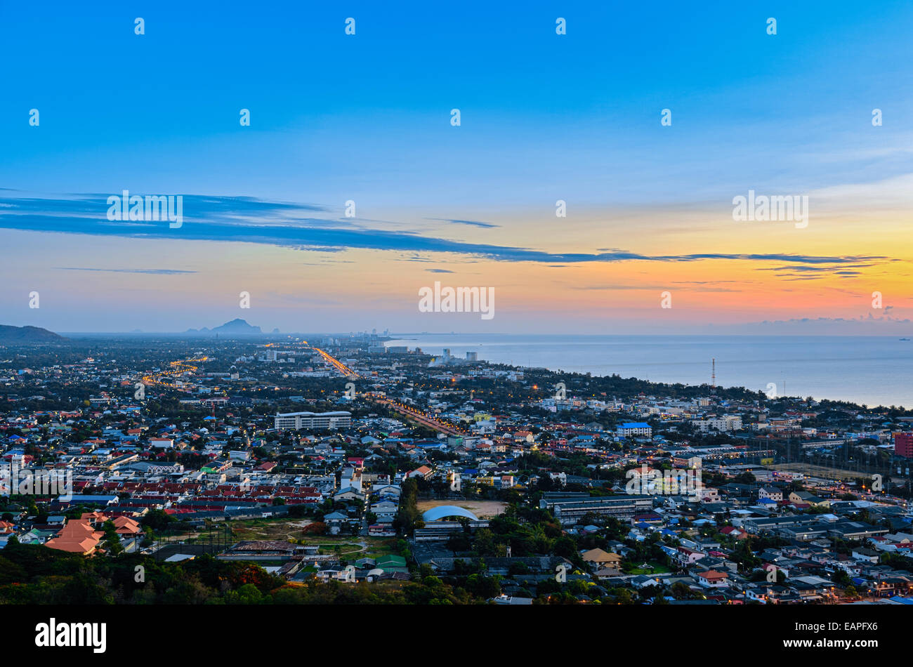 Erhöhte Ansicht Hua Hin Stadt bei Sonnenaufgang schöne Landschaft Stadt am Meer in Prachuap Khiri Khan Provinz von Thailand. Stockfoto