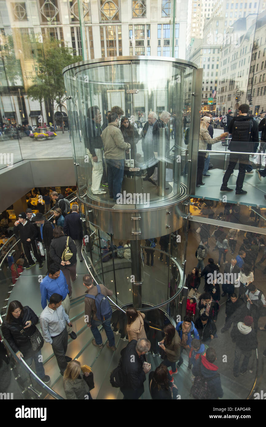 Der kultige Glaskubus Apple Store, wo Kunden in den Laden am 59th St. & 5th Avenue in New York absteigen. Stockfoto