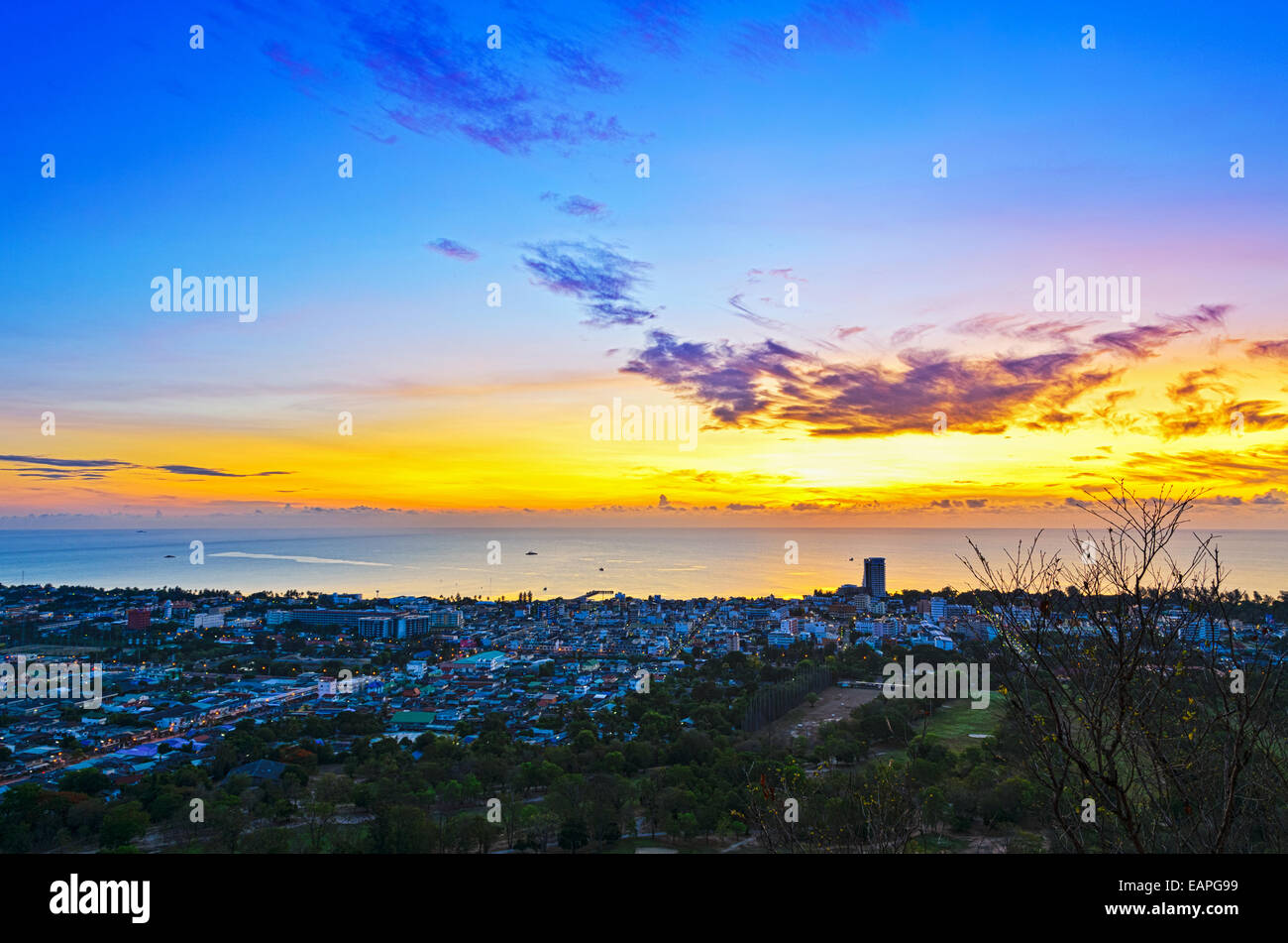 Erhöhte Ansicht Hua Hin Stadt bei Sonnenaufgang schöne Landschaft Stadt am Meer in Prachuap Khiri Khan Provinz von Thailand. Stockfoto