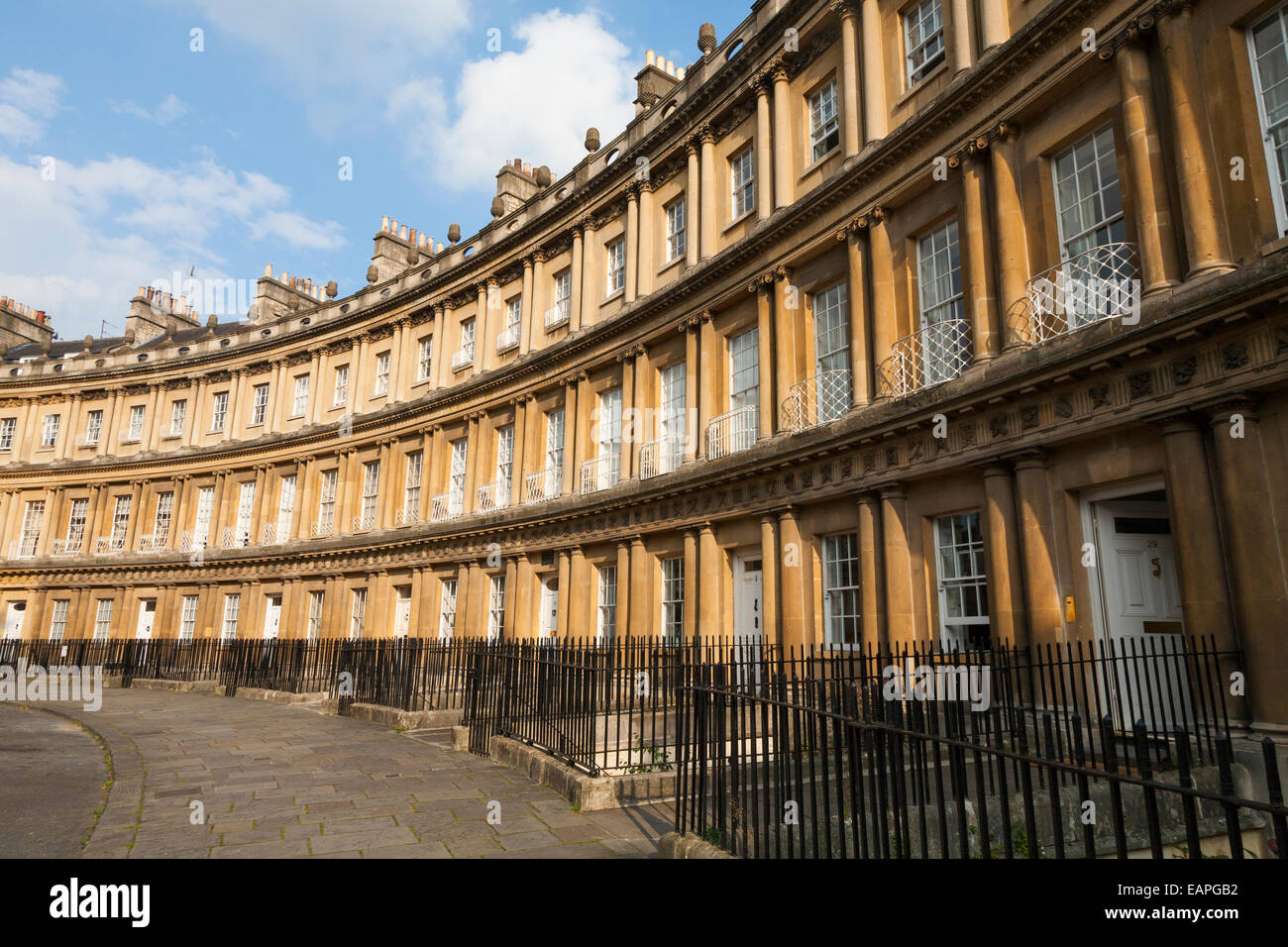 Halbmond / Terrasse der großen Stadt Häuser / Reihenhäuser in The Circus, Bath, Somerset UK. Es ist ein Beispiel der georgischen Architektur Stockfoto