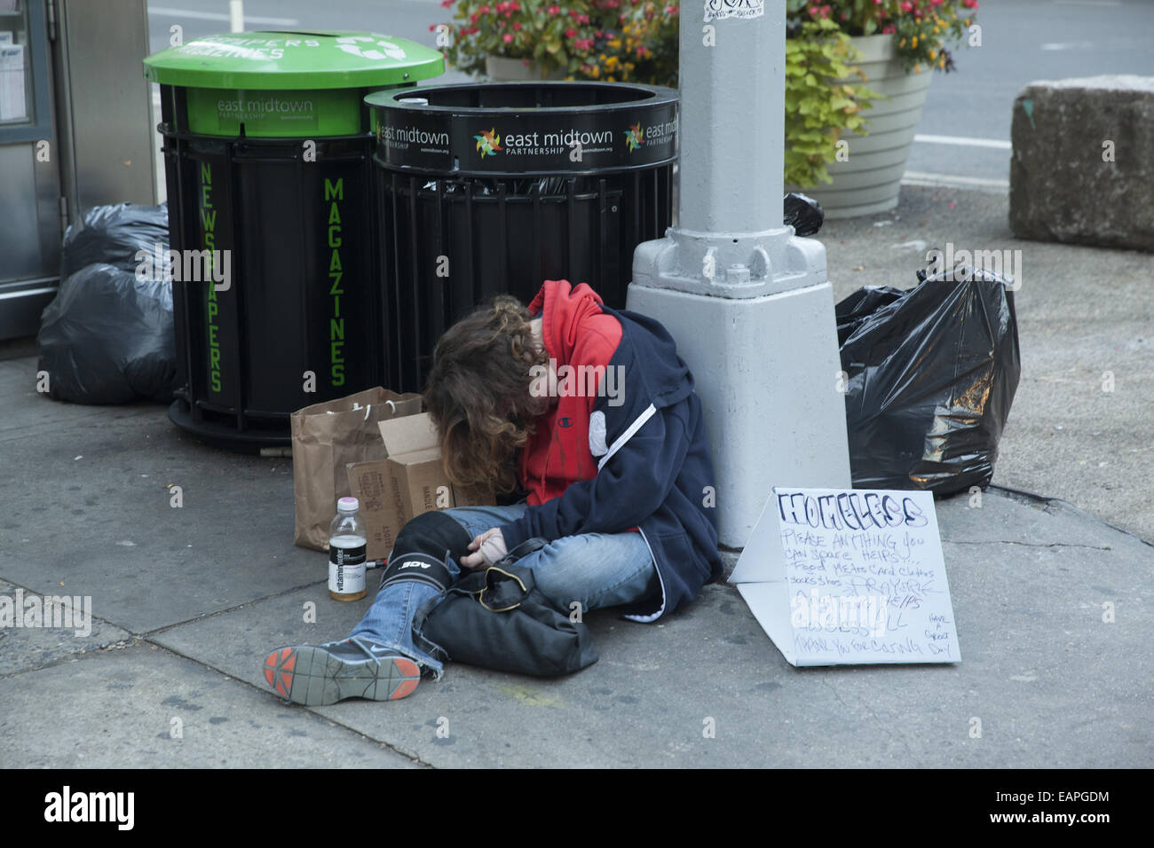 Obdachloser schlafen & streckt ein Zeichen für die Hilfe bei der 34th und Broadway, New York. Stockfoto