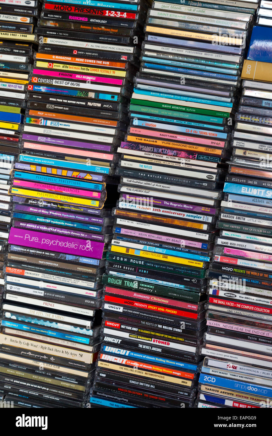 Grosse Sammlung Von Musik Cds In Alphabetischer Reihenfolge Gestapelt Stockfotografie Alamy