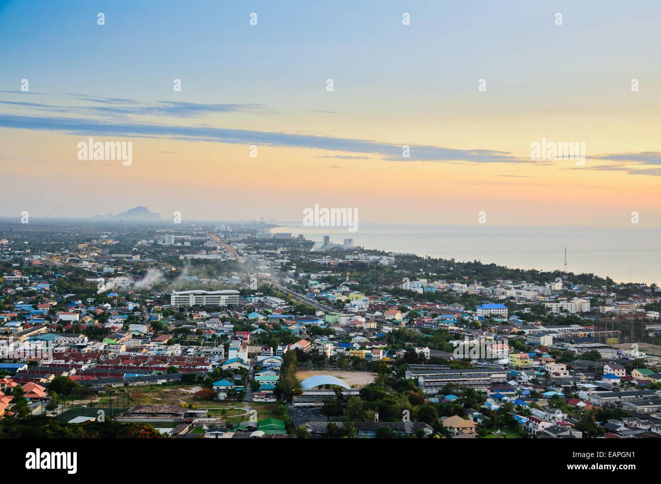 Erhöhte Ansicht Hua Hin Stadt bei Sonnenaufgang schöne Landschaft Stadt am Meer in Prachuap Khiri Khan Provinz von Thailand. Stockfoto