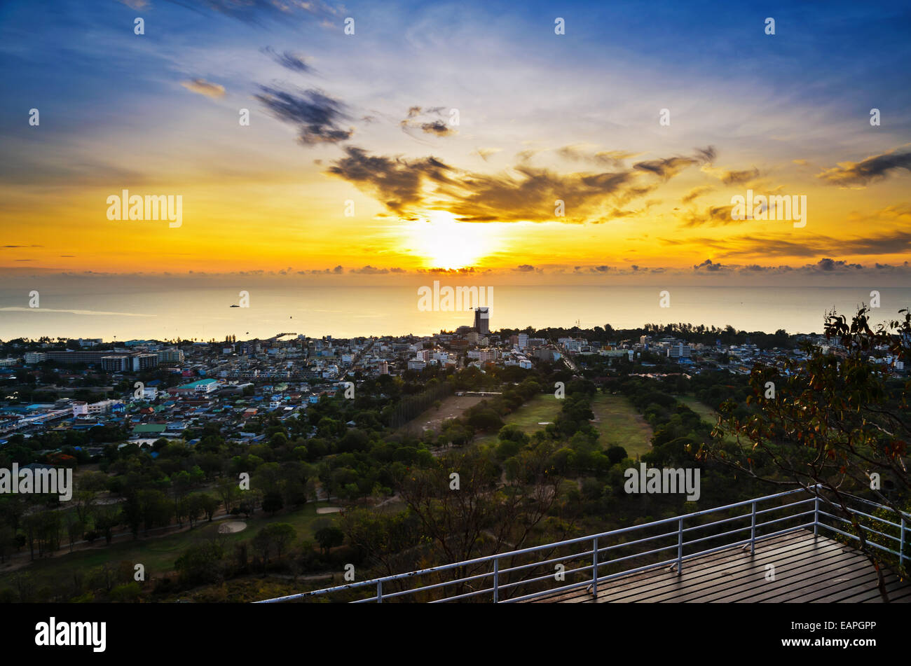 Aussichtspunkt Hua Hin Stadt bei Sonnenaufgang schöne Landschaft Stadt am Meer in Prachuap Khiri Khan Provinz von Thailand. Stockfoto